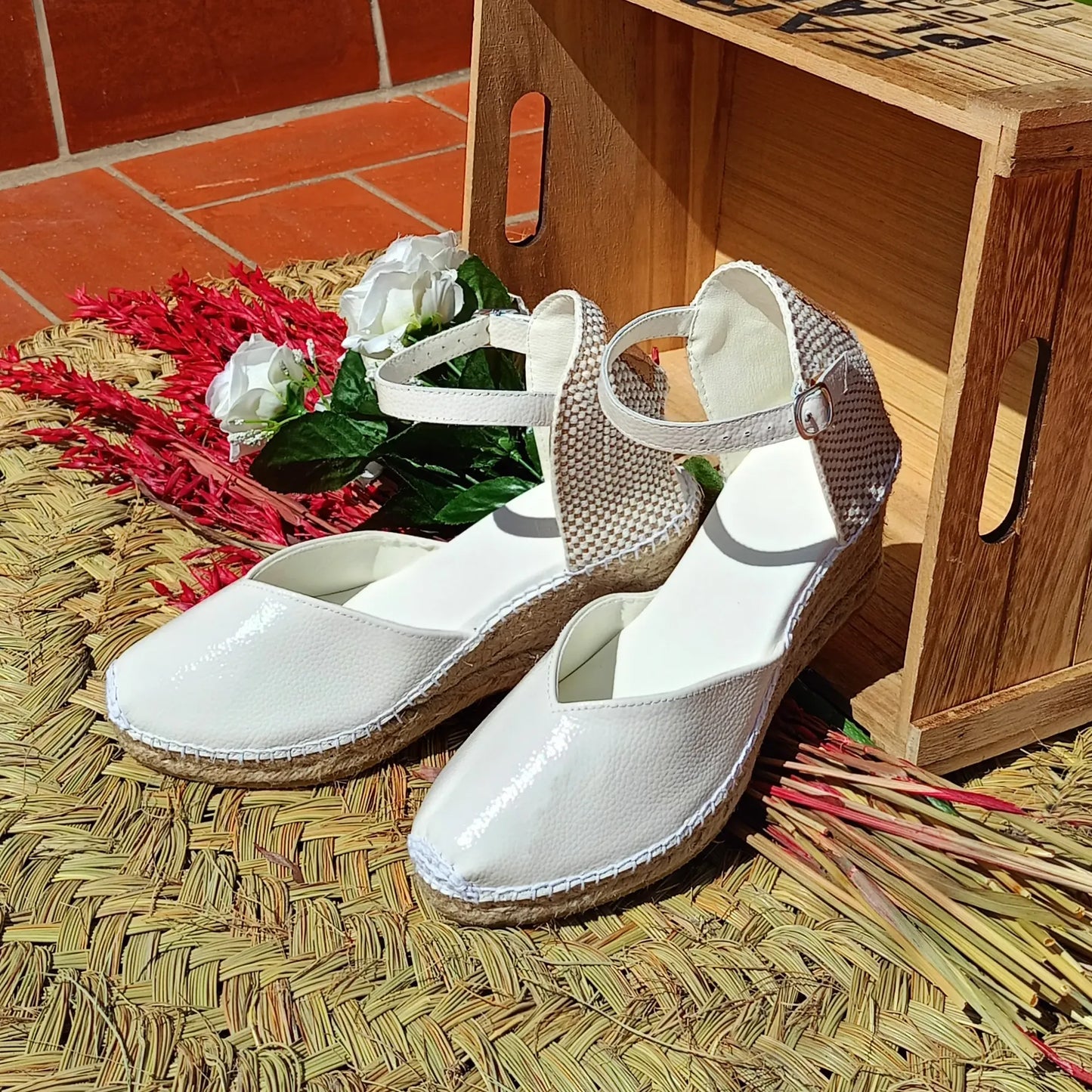 Alpargatas de novia piel blanco relieve con flores – foto de ambiente – Laan Barcelona