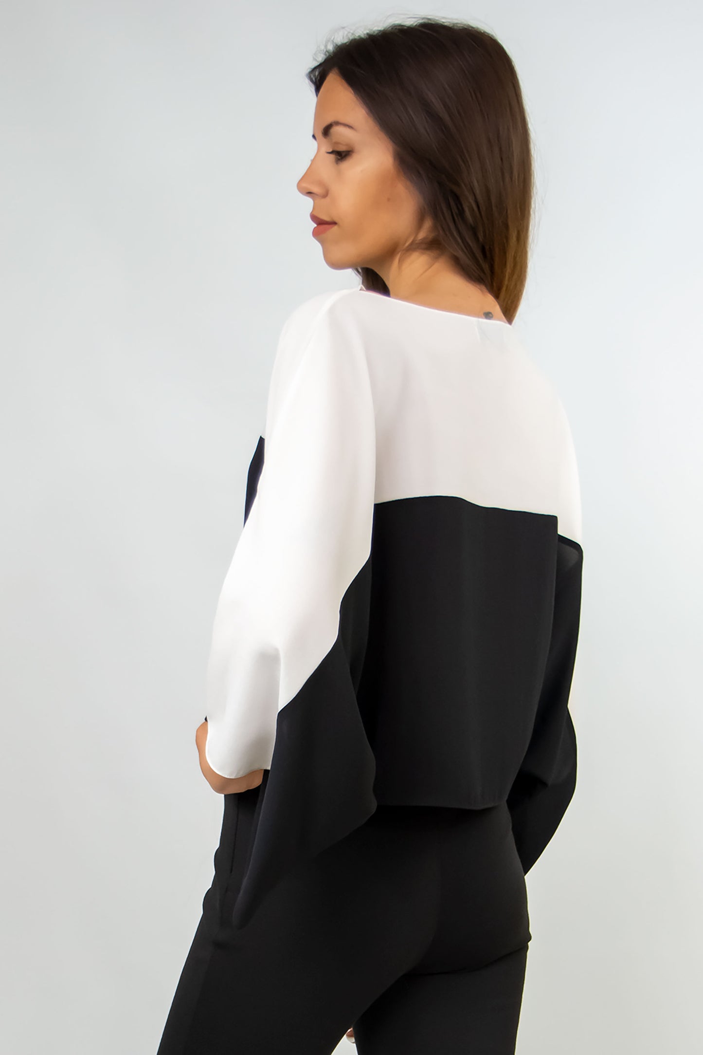 Blusa de mujer en blanco y negro