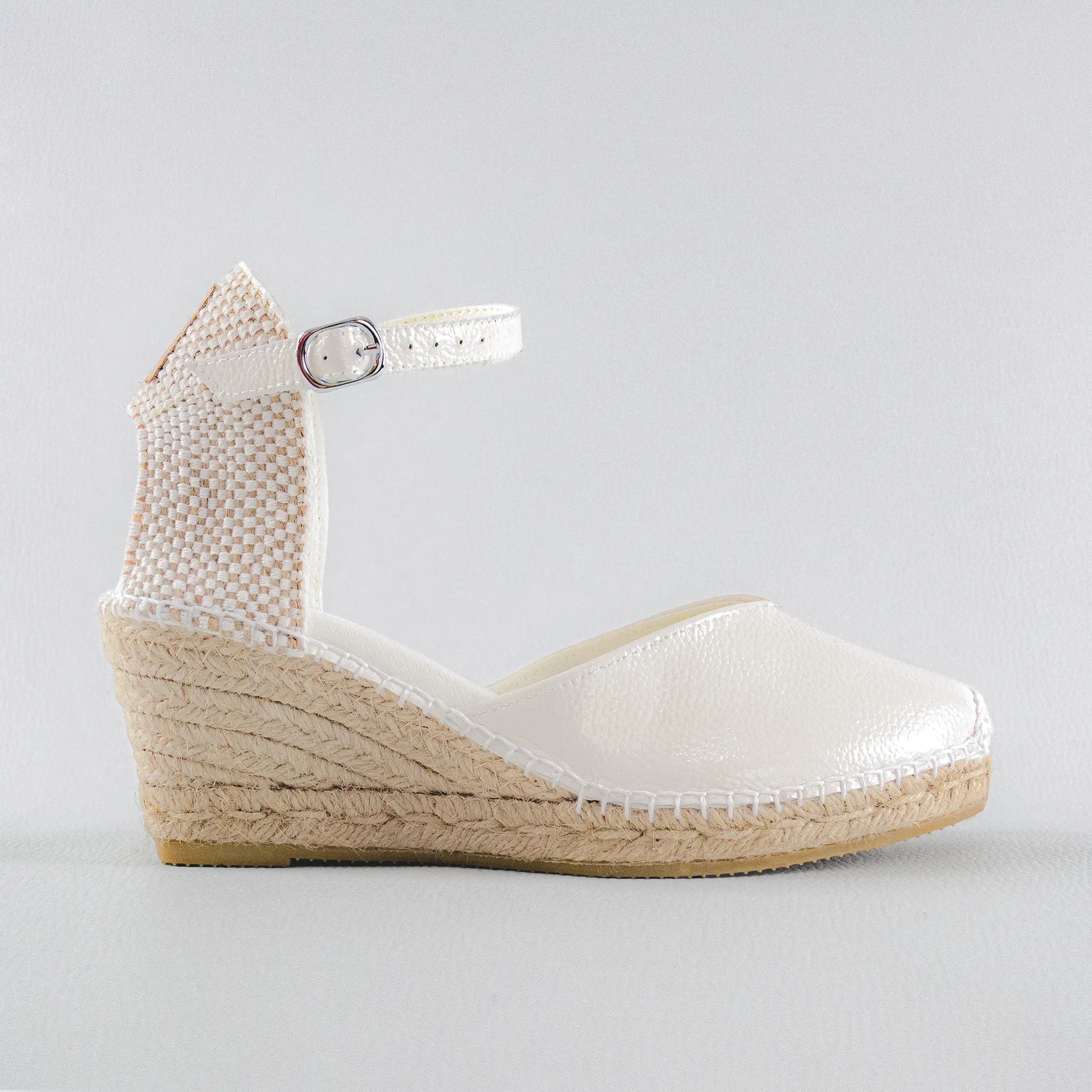 Alpargatas novia piel blanco relieve cuña yute Laan Barcelona