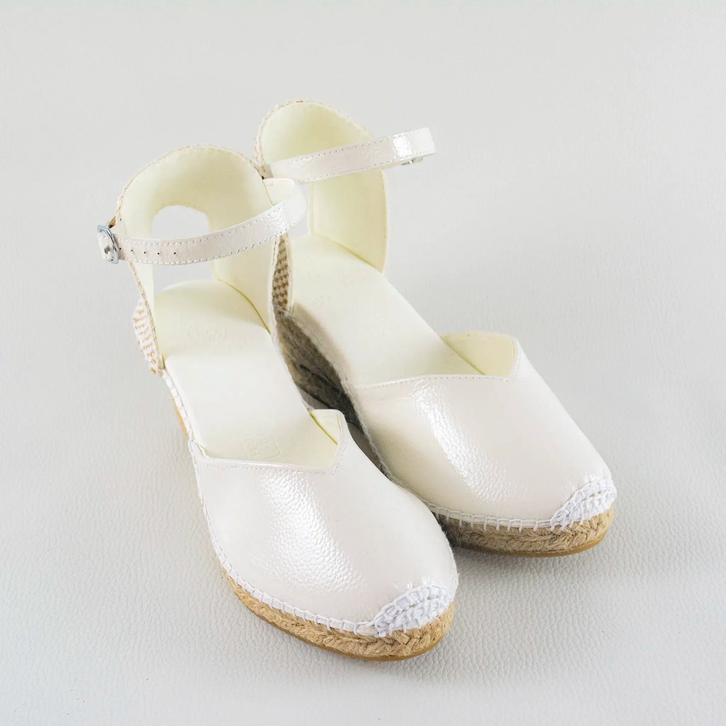 Alpargatas de novia piel blanco relieve con cuña de yute – Laan Barcelona