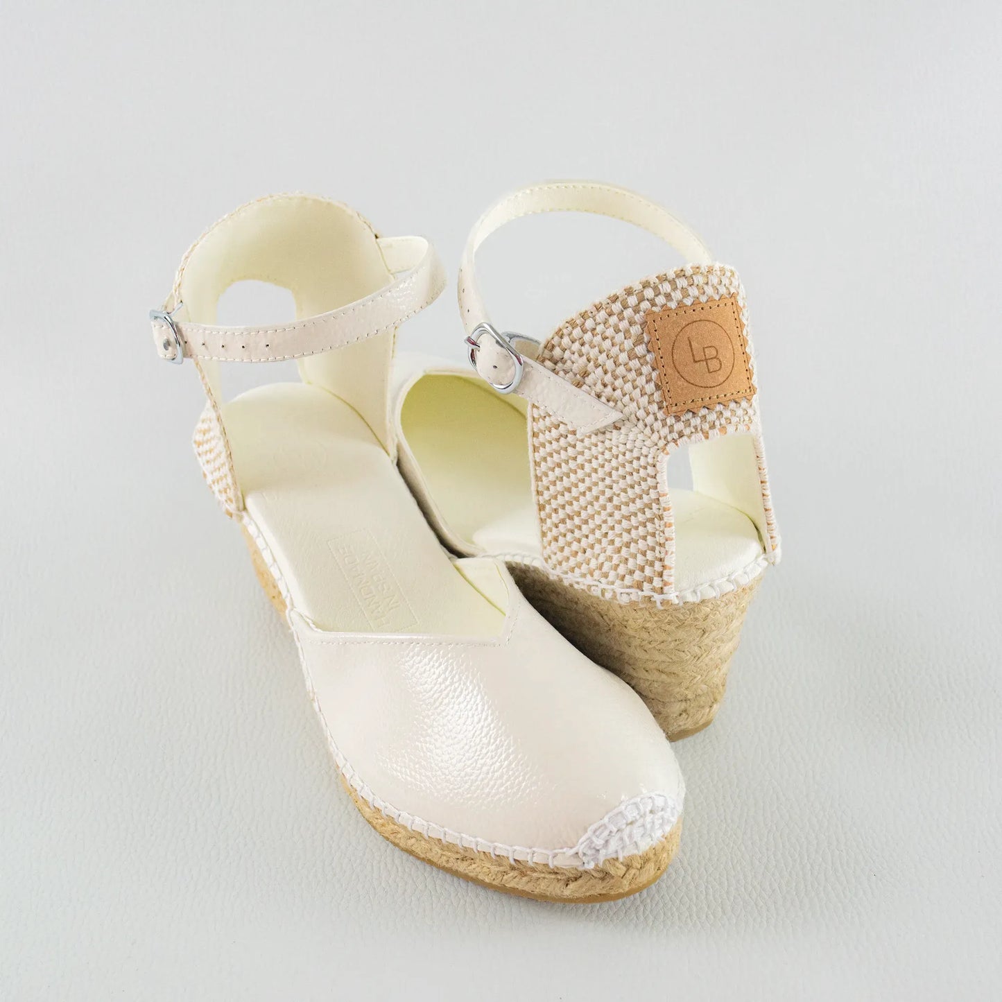 Alpargatas de novia piel blanco relieve con cuña de yute – Laan Barcelona