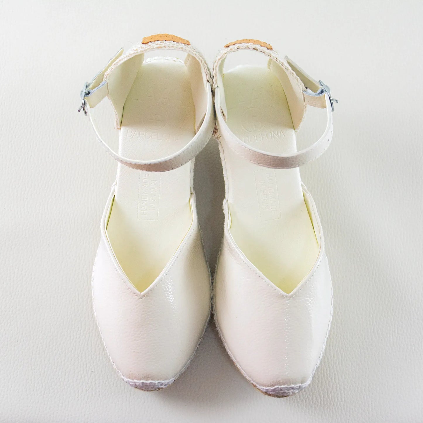 Alpargatas de novia piel blanco relieve con cuña de yute – Laan Barcelona