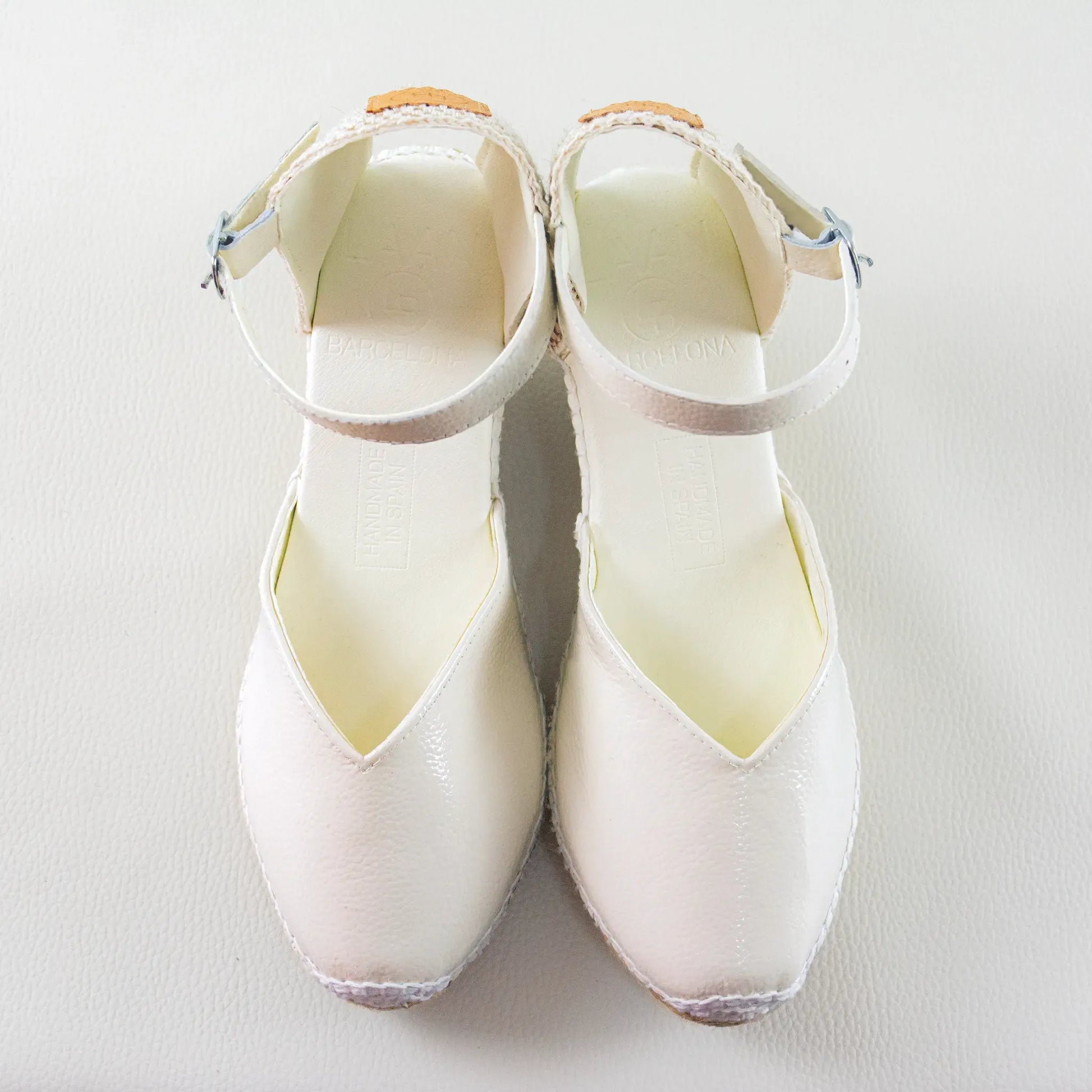 Alpargatas de novia piel blanco relieve con cuña de yute – Laan Barcelona