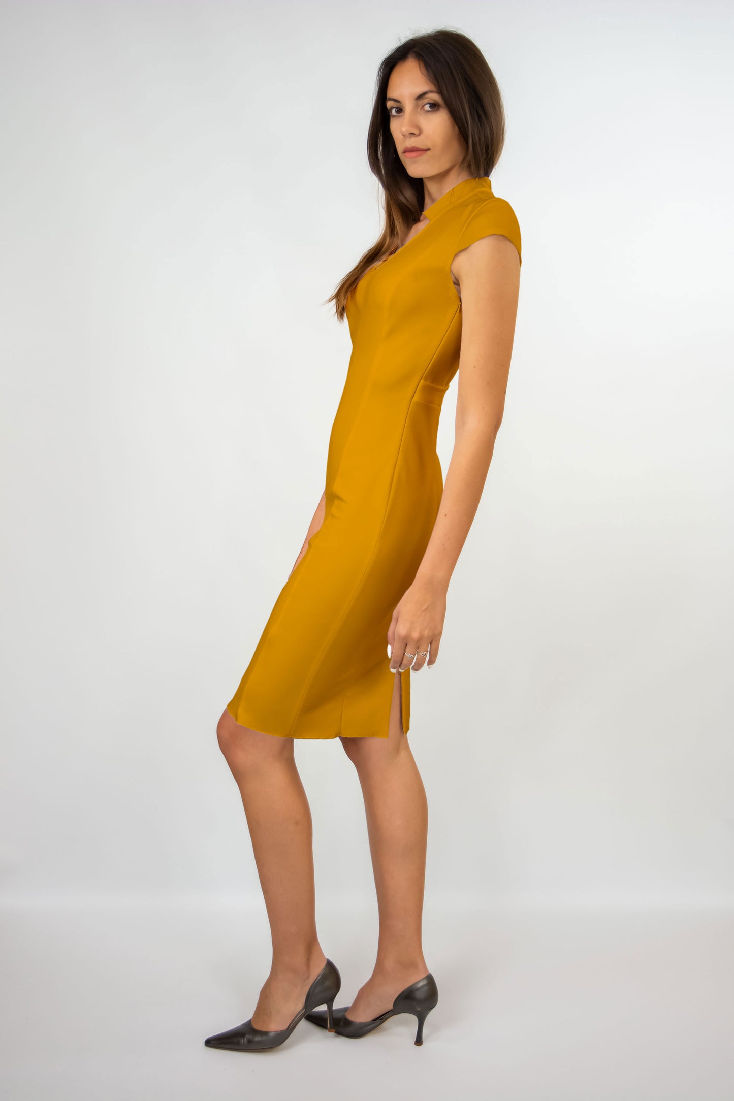 Vestido con espalda abierta color amarillo mostaza