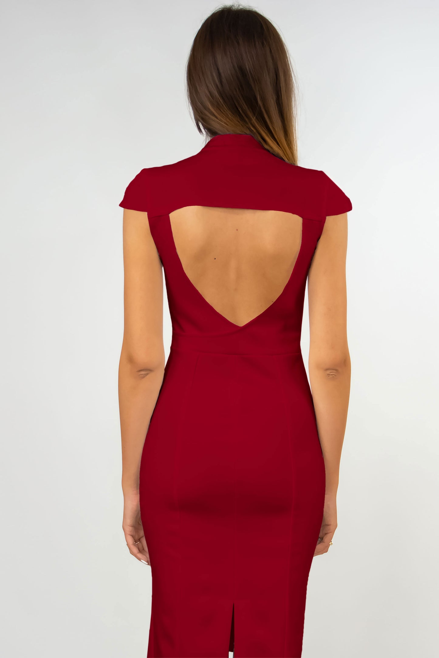 Vestido rojo ajustado con espalda abierta