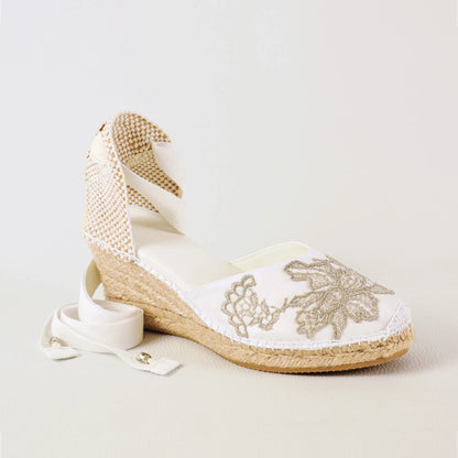 Alpargatas para novia de raso blanco y encaje plateado, Laan Barcelona