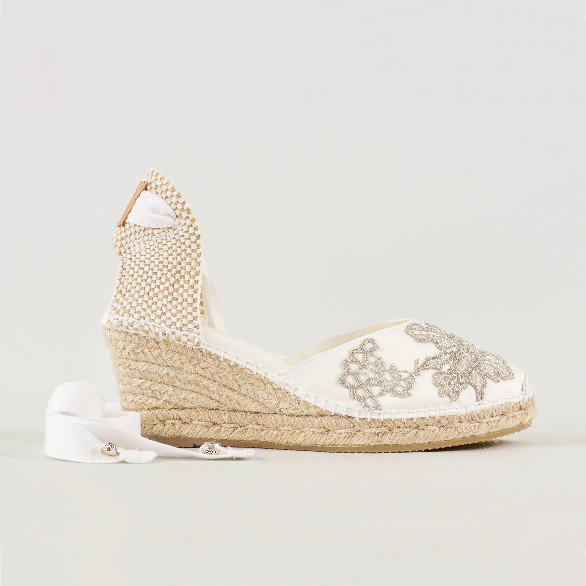 Alpargatas para novia de raso blanco y encaje plateado, Laan Barcelona