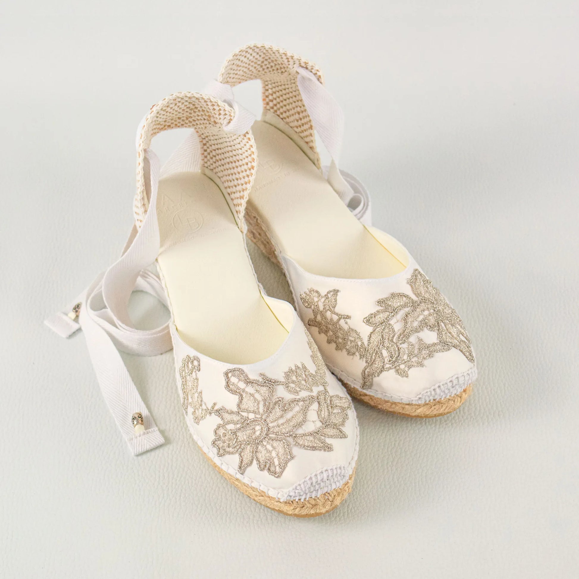 Alpargatas para novia de raso blanco y encaje plateado, Laan Barcelona