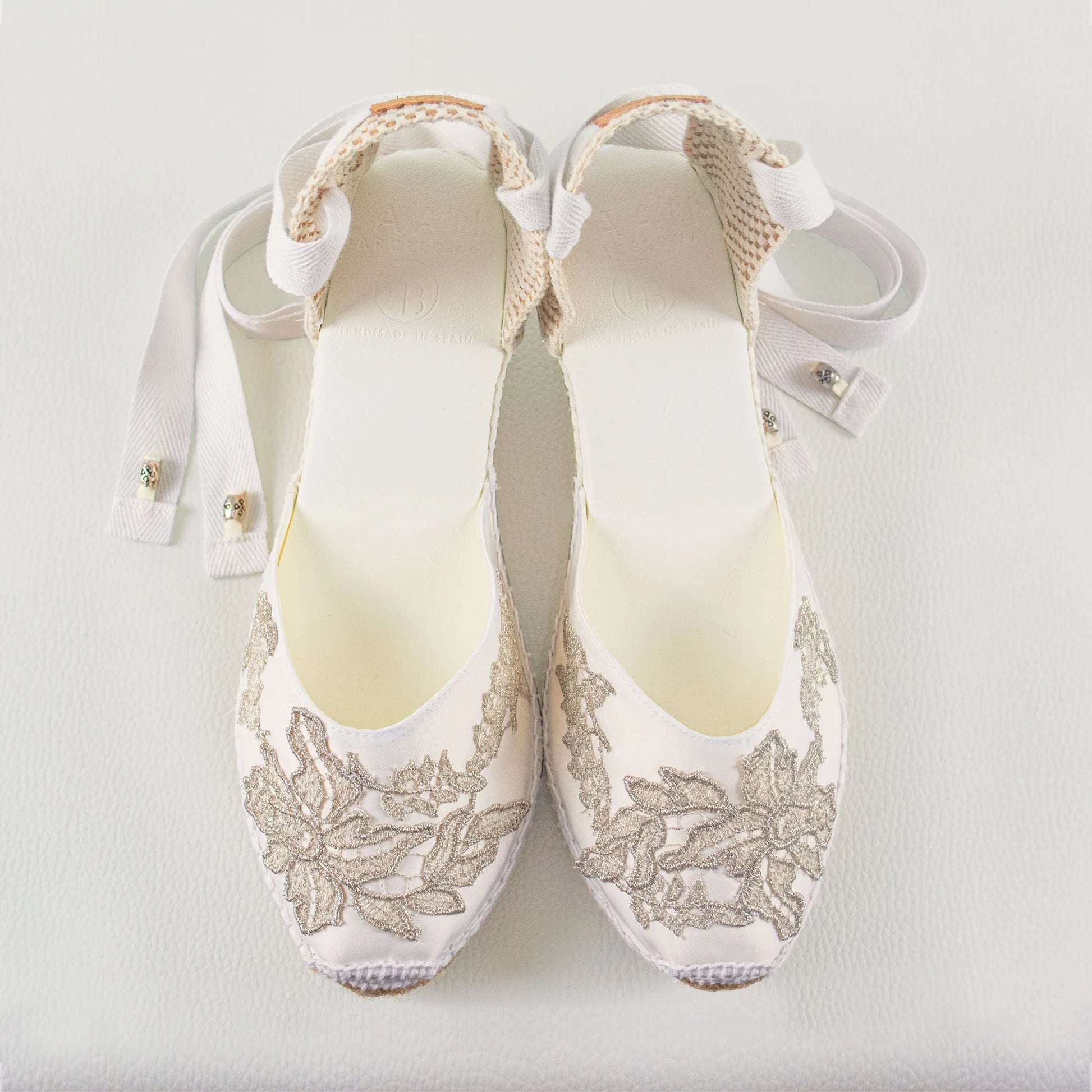 Alpargatas para novia de raso blanco y encaje plateado, Laan Barcelona