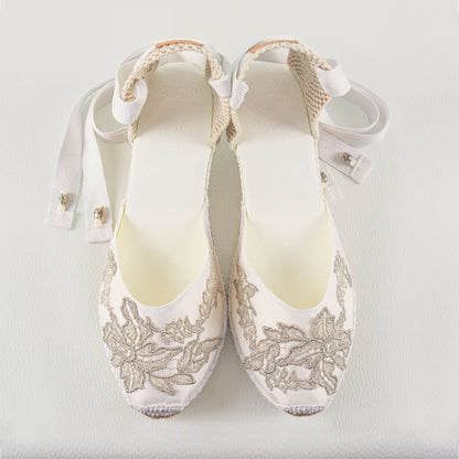 Alpargatas para novia de raso blanco y encaje plateado, Laan Barcelona